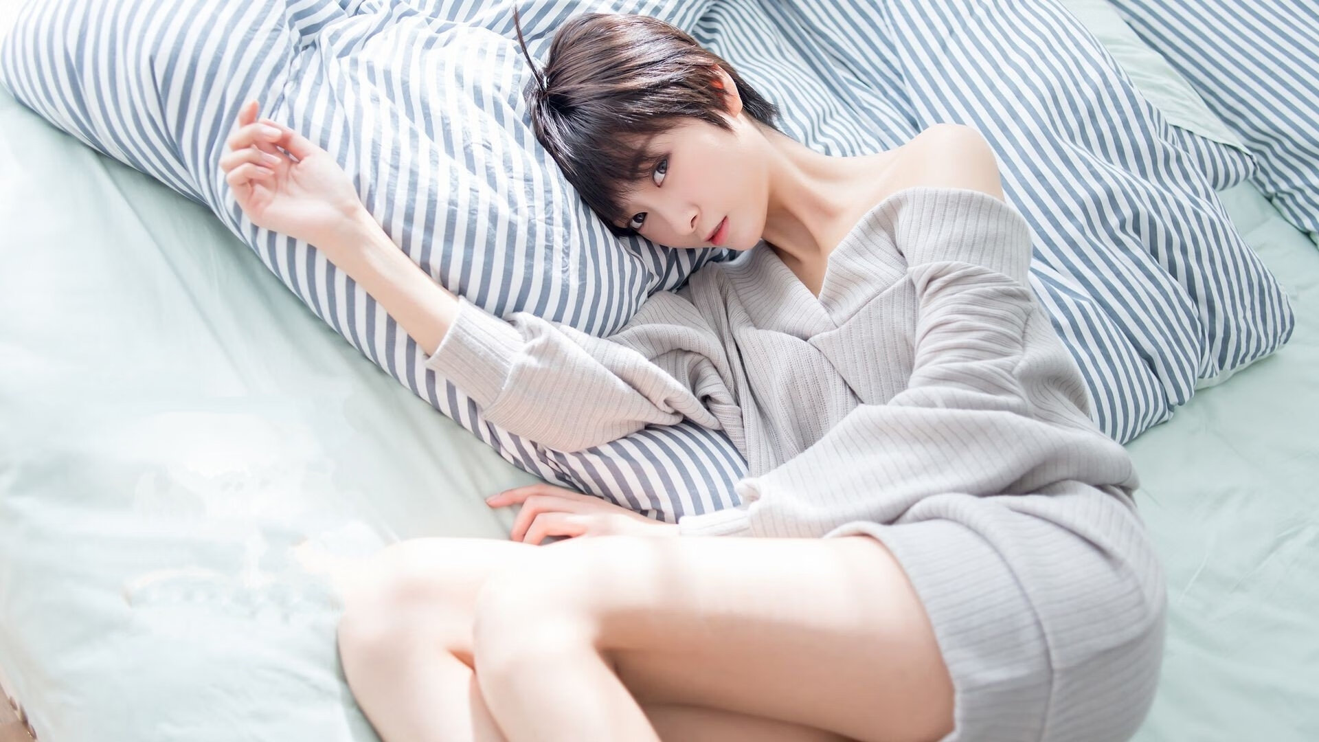 开云体育-_赛事现场：粉丝疯狂欢呼，场面炸裂_，粉丝有多疯狂